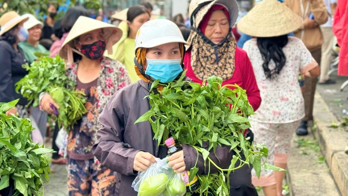 Phiên chợ lấy lá thay tiền, muốn mua món ăn chỉ cần đưa lá cây ở TP.HCM