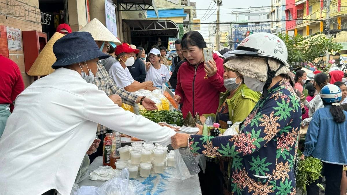 Phiên chợ lấy lá thay tiền, muốn mua món ăn chỉ cần đưa lá cây ở TP.HCM