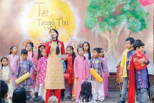 Overseas Vietnamese Send Love to the Fatherland