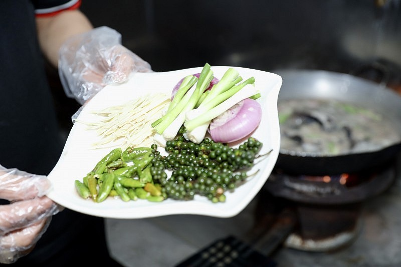 Enjoy tuna eyes braised with green pepper at Quy Nhon, Binh Dinh