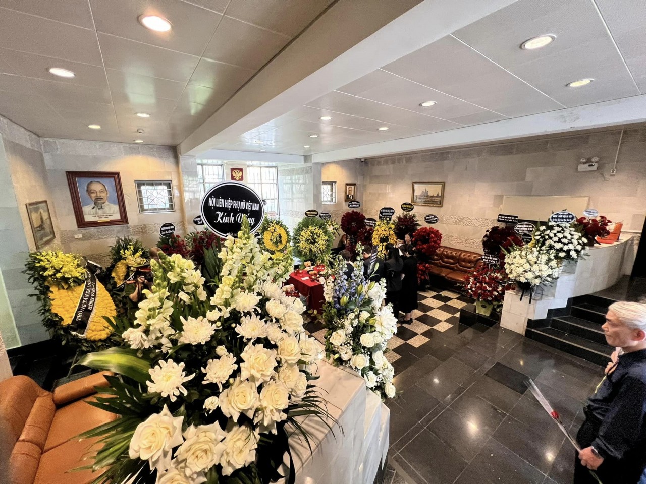 Vietnamese People Lay Flowers to Commemorate Victims of Moscow Terrorist Attack