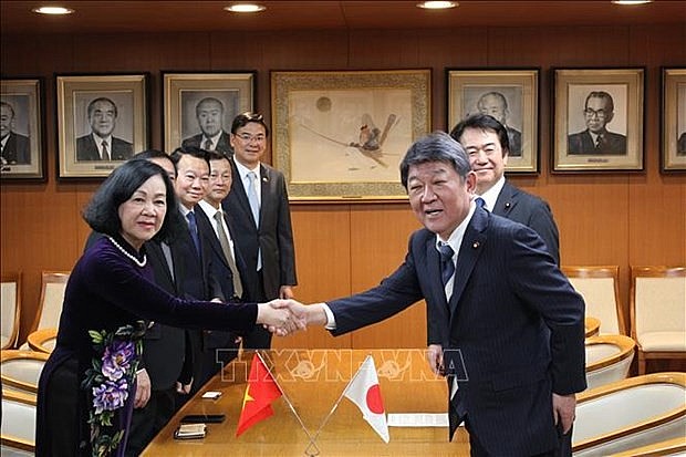 Politburo member, permanent member of the Communist Party of Vietnam Central Committee’s Secretariat and Chairwoman of the CPV Central Committee’s Organisation Commission Truong Thi Mai (L) at her talks with Secretary-General of  ruling Liberal Democratic Party of Japan Motegi Toshimitsu (Photo: VNA)