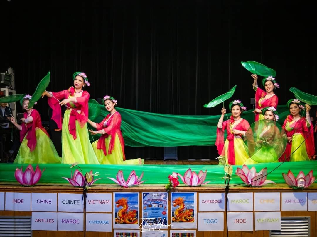 A dance performance staged by the Vietnamese delegation at the festival.  @Thích Vi Vu Paris