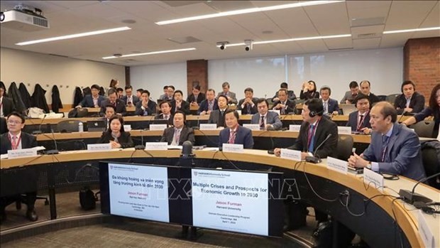 An overview of a discussion session of 2024 Vietnam Executive Leadership Program. (Photo: VNA)