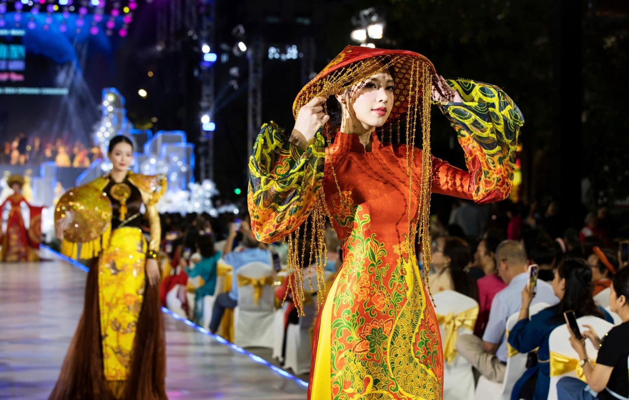 At its opening ceremony taking place on March 7 evening, the public was treated to a spectacle of over 800 ao dai designs meticulously crafted by 30 renowned local designers, with more than 20 prominent writers, artists, and celebrities serving as ambassadors for the event. Photo: Loan Be