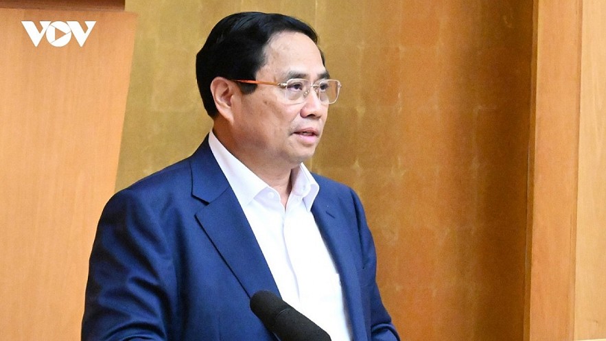 Prime Minister Pham Minh Chinh speaks at the meeting.