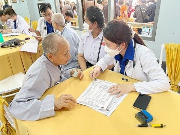 Vietnamese Delegation Provides Health Check-ups for Needy People in Savannakhet