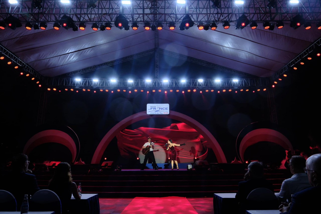 The artists give many unique performances on the opening night. Photo: 