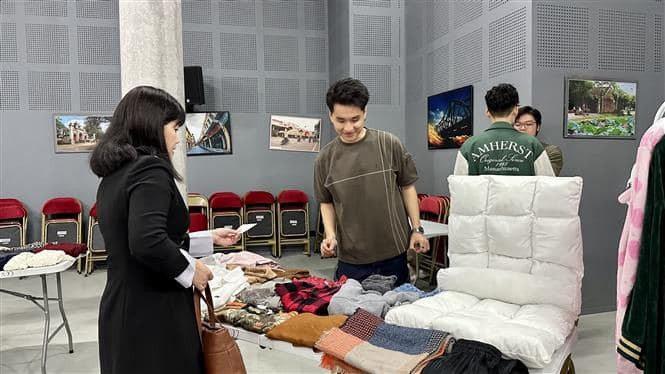Vietnamese Students Raise Fund for Residents, Soldiers at Hoang Sa, Truong Sa