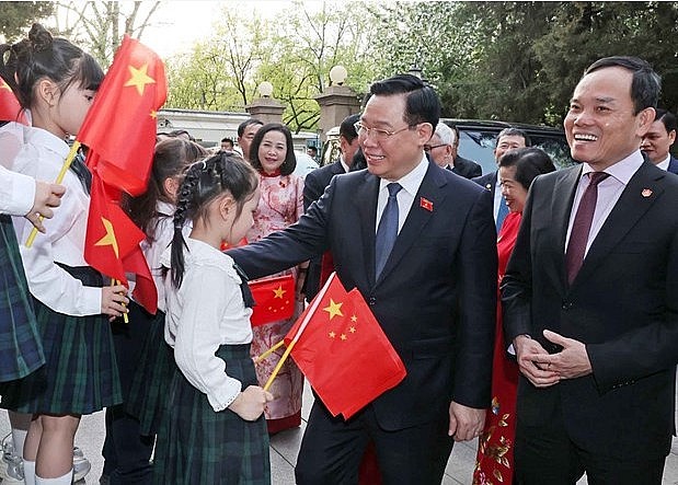 NA Chairman Vương Đình Huệ meets representatives of the Vietnamese community in China. Photo: VNA