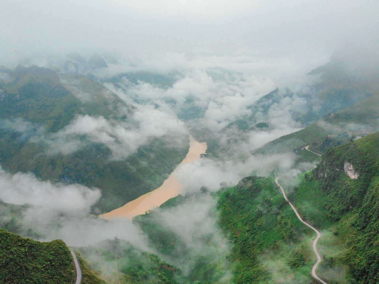 Experience The Unique Camping On The White Cliffs In Ha Giang