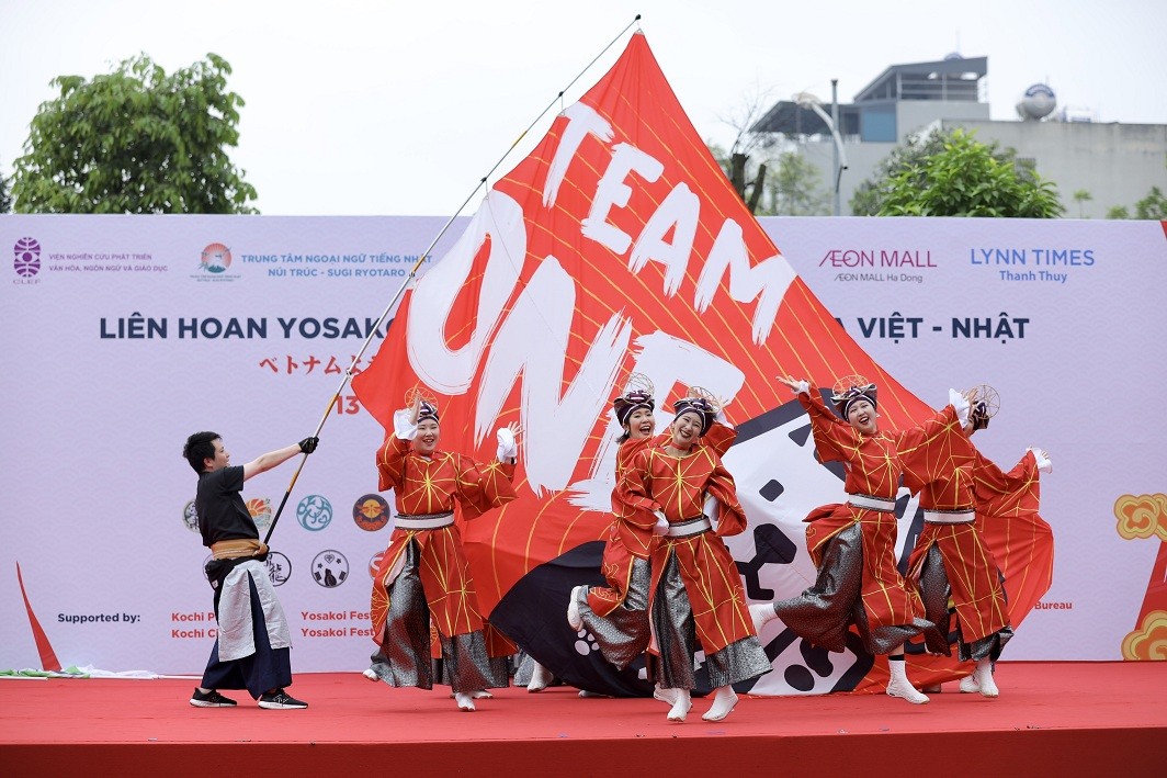 900 Vietnamese, Japanese Yosakoi Dancers Performs at Hanoi