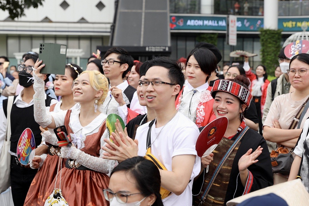 900 Vietnamese, Japanese Yosakoi Dancers Performs at Hanoi