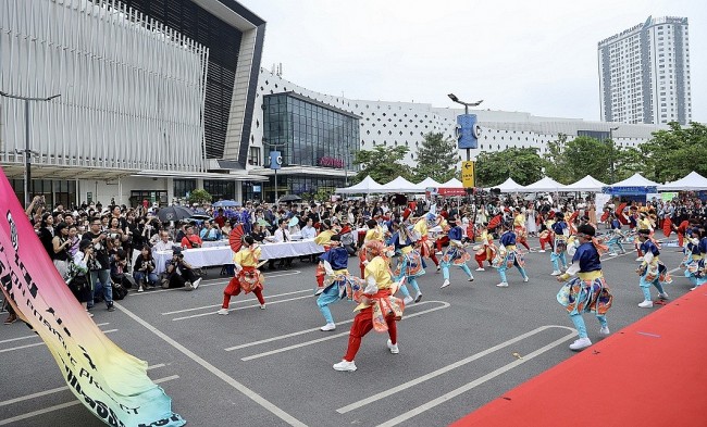 900 Vietnamese, Japanese Yosakoi Dancers Perform in Hanoi