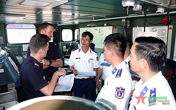 A working delegation of the Coast Guard Region 2 High Command, and officers and sailors of frigate Vendemiaire exchange experiences on anti-smuggling at sea. (Photo: qdnd.vn)