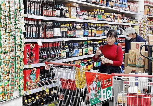 Shoppers at Big C Thang Long supermarket in Hanoi (Photo: VNA)