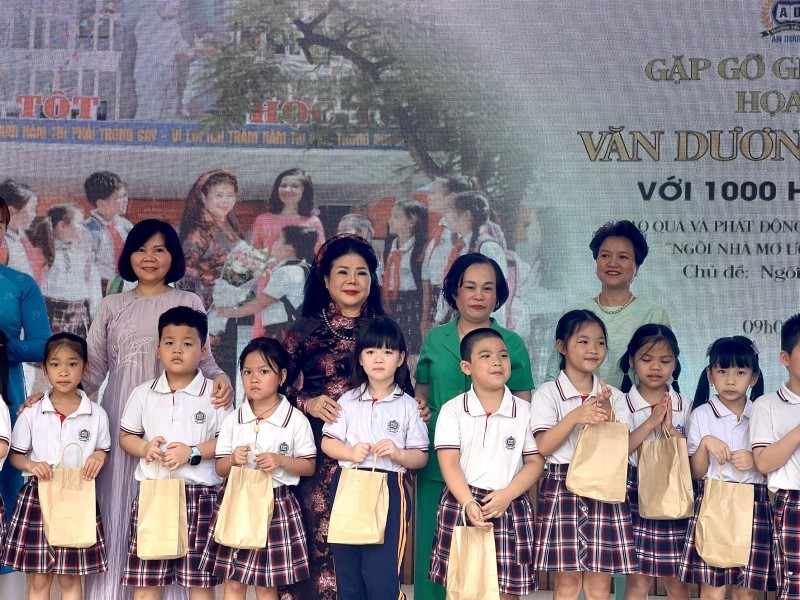 Vietnamese Artist Van Duong Thanh Interacts With 1,000 Students In Hanoi