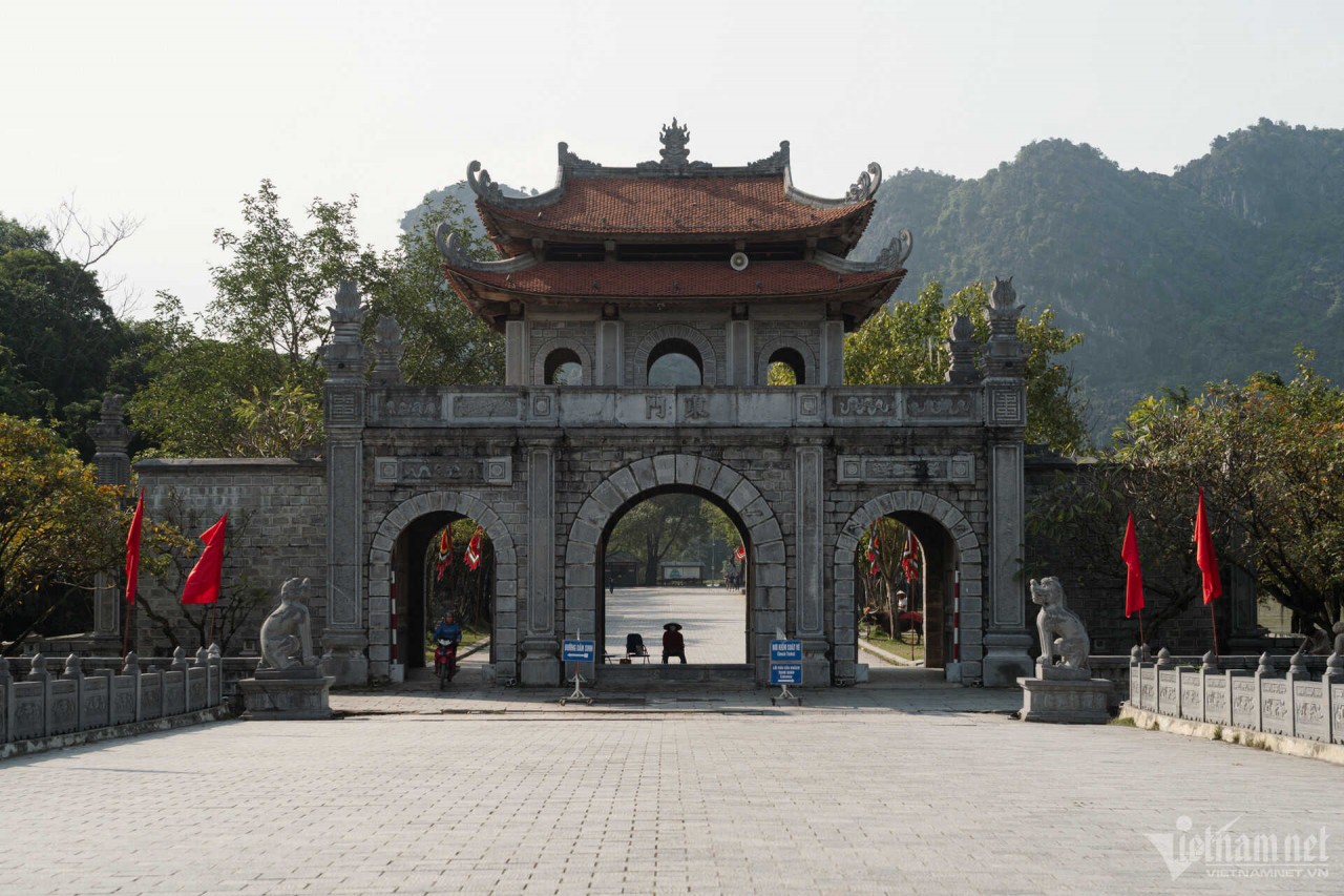 Visit The Sacred Dinh Tien Hoang King Temple In Ninh Binh