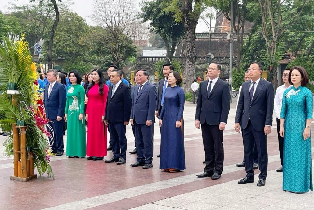 Hanoi Officials Pay Tribute to Lenin on His 154th Birthday