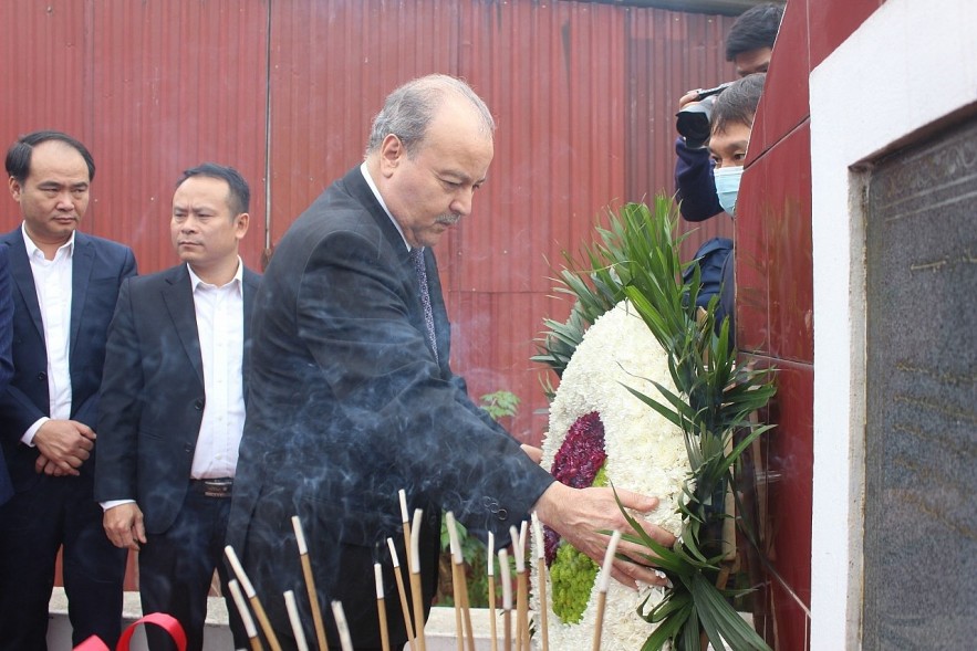 Recognize Algerian Ambassador of to Vietnam's Contributions in Boosting People-to-people Relations