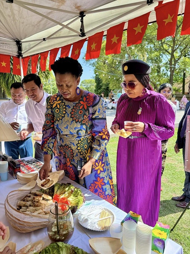 Vietnam's Fried Spring Rolls Introduced to Global Community in South Africa