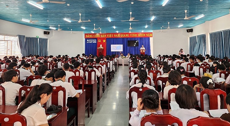 Naval Region 4 Provides Information about Sea and Islands to Students in Ninh Thuan