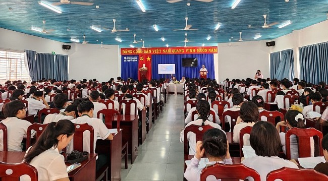 Naval Region 4 Provides Information about Sea and Islands to Students in Ninh Thuan