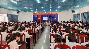 Naval Region 4 Provides Information about Sea and Islands to Students in Ninh Thuan