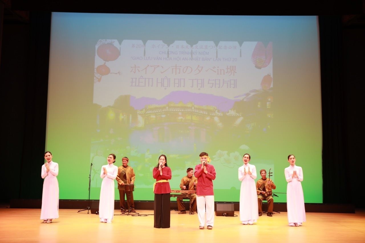 Art performance featuring the colors of Hoi An culture within the framework of the festival. (Photo: Quang Nam Newspaper)