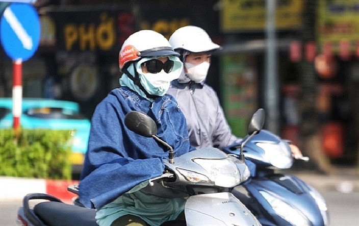 Health experts warn that people should ensure enough protective items to cope with hot weather. Photo: VNS