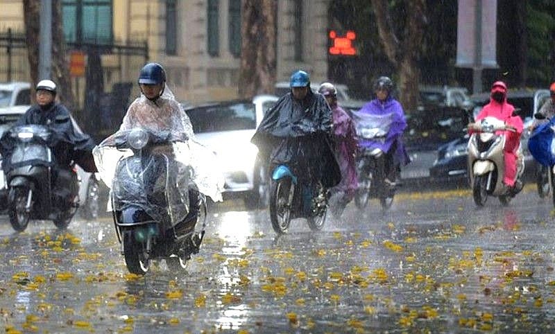 The weak cold spell brings rain, helping to break the early summer heat that has baked northern and central regions for the past few days.