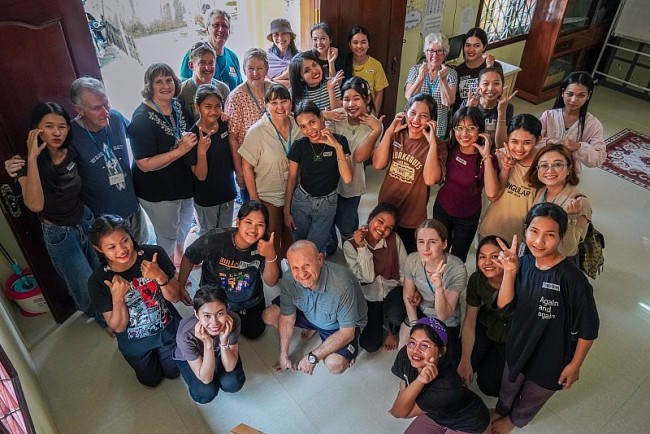 Scholarships Presented to Wheelchair Users in Thanh Hoa Province