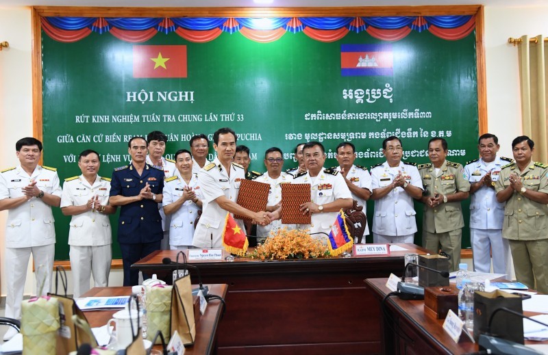 Rear Admiral Nguyen Huu Thoan and Vice Admiral Mey Dina presented a memorandum of understanding on coordination in the future.