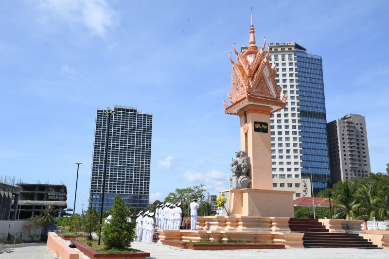 The Vietnamese delegation pays floral tribute and offered incense at the Vietnam-Cambodia Friendship Monument.