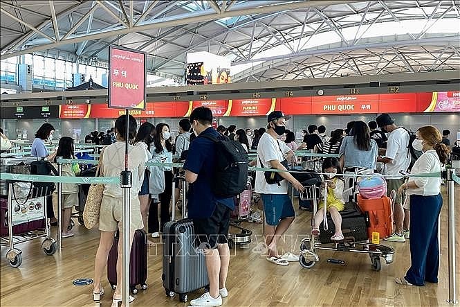Passengers are waiting at the Incheon International Airport of the RoK for a flight to Vietnam. (Photo: VNA)