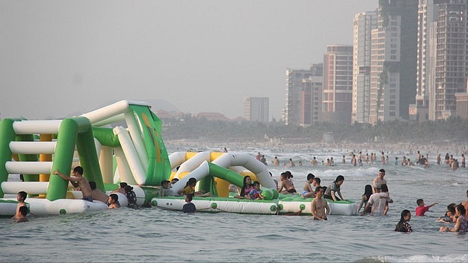 Pham Van Dong beach in Da Nang is flooded by a sea of people during the five-day break to mark Reunification Day and May Day holidays. (Photo: SGGP)