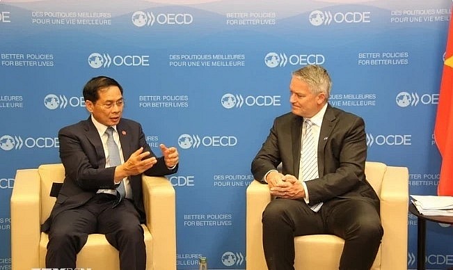 Minister of Foreign Affairs Bui Thanh Son (left) and OECD Secretary-General Mathias Cormann.