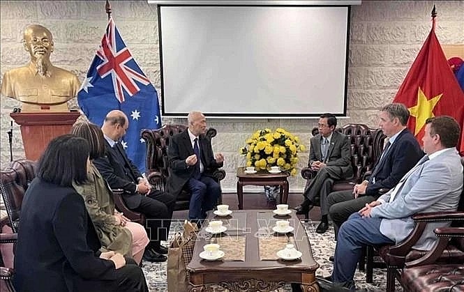At the meeting between Vietnamese Ambassador to Australia Pham Hung Tam (R) and a delegation from the Australia Vietnam Business Council. (Photo: VNA)
