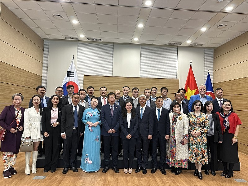 Ho Chi Minh City Authority Presented Bookcase to Vietnamese Community in South Korea