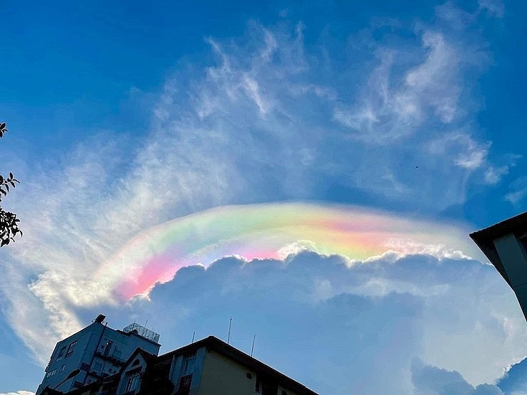 A Iridescent cloud or five-coloured cloud appears in Ho Chi Minh City sky on May 12 afternoon. (Photo: Hong Van)