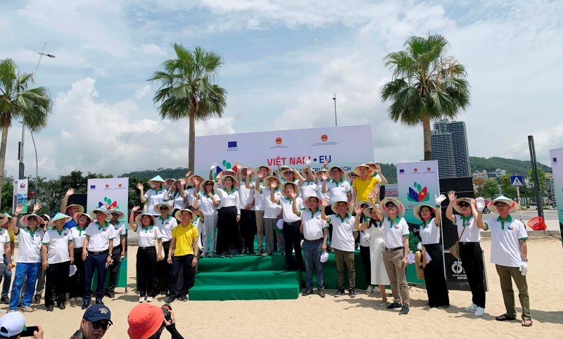Gifts for delegates attending the program are Vietnamese conical hats (Photo: Ministry of Natural Resources and Environment).