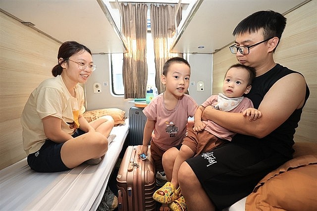 A family travels from Hà Nội to Đà Nẵng by train during the recent April 30-May 1 holiday. Photo: VNA