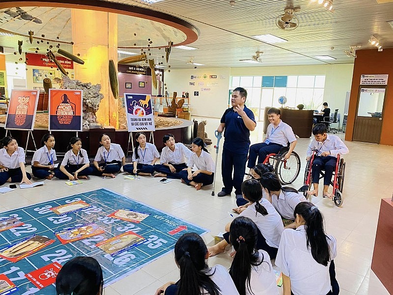 RENEW Communicates on Mine Accident Prevention for Students in Quang Tri and Quang Ngai