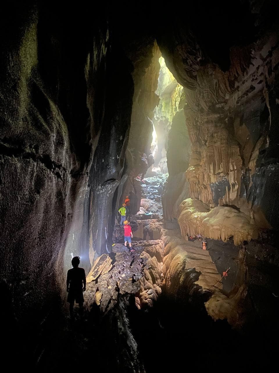 'Floating' Lake Discovered in Quang Binh Province's Cave