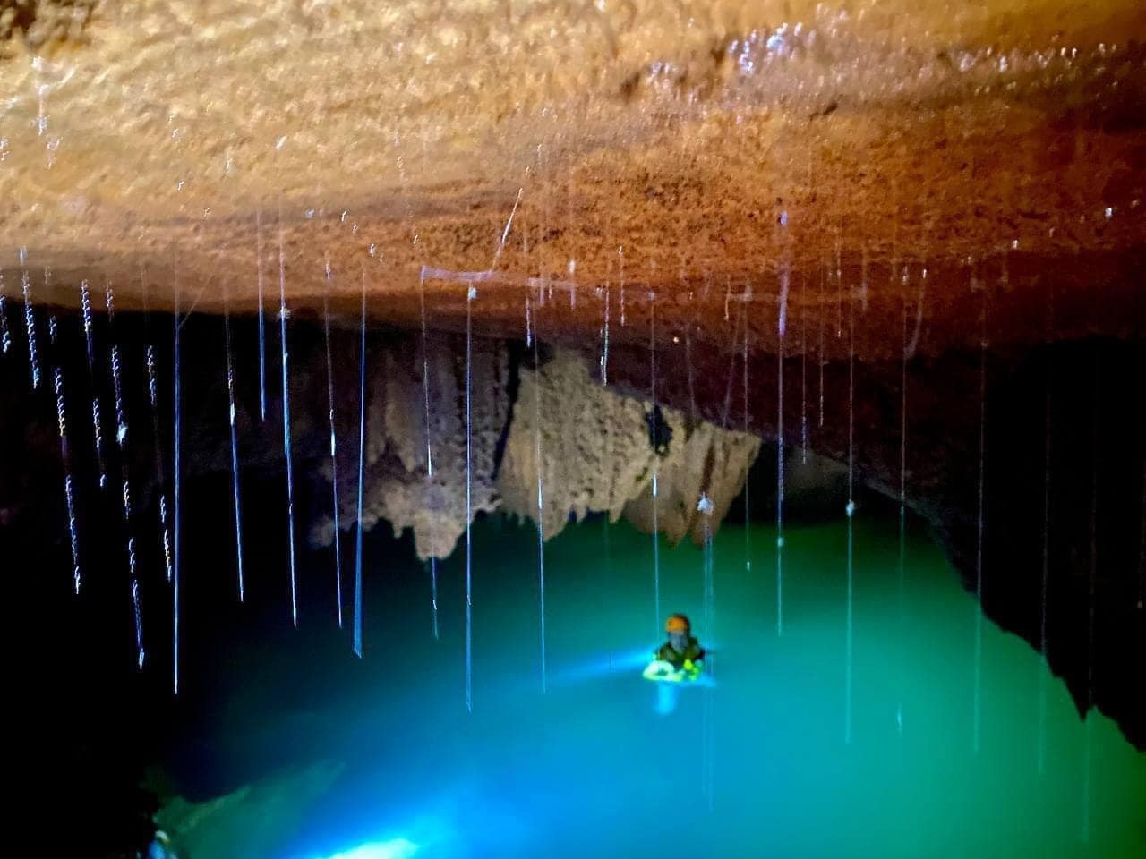 'Floating' Lake Discovered in Quang Binh Province's Cave