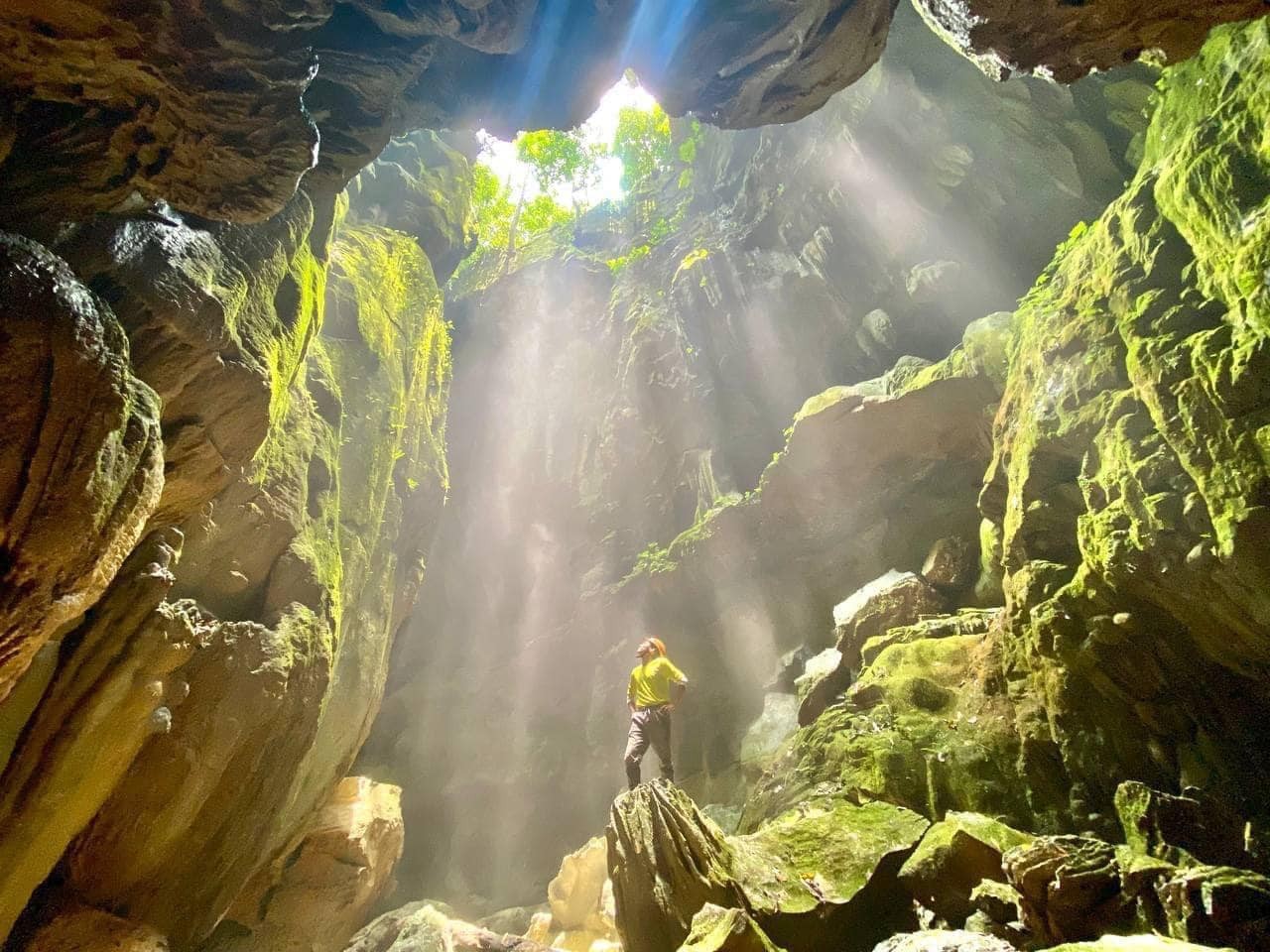 'Floating' Lake Discovered in Quang Binh Province's Cave