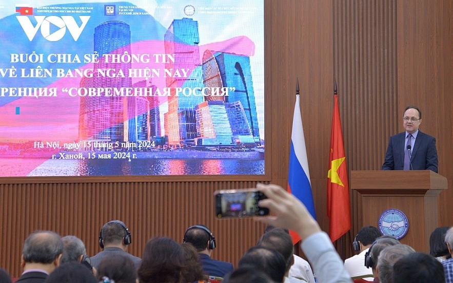  Russian Ambassador to Vietnam Gennady Stepanovich Bezdetko shares information about the situation in Russia at the event.