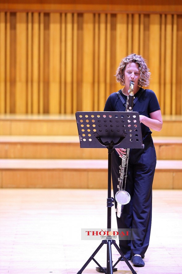 Vietnamese Audience Introduced to Austrian Folk Music Performed on the Clarinet