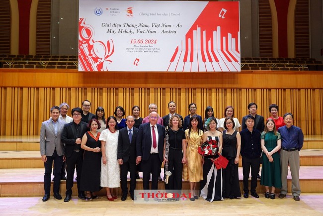 Vietnamese Audience Introduced to Austrian Folk Music Performed on the Clarinet