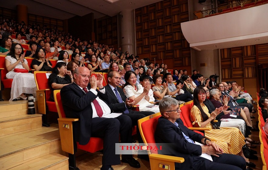 Vietnamese Audience Introduced to Austrian Folk Music Performed on the Clarinet
